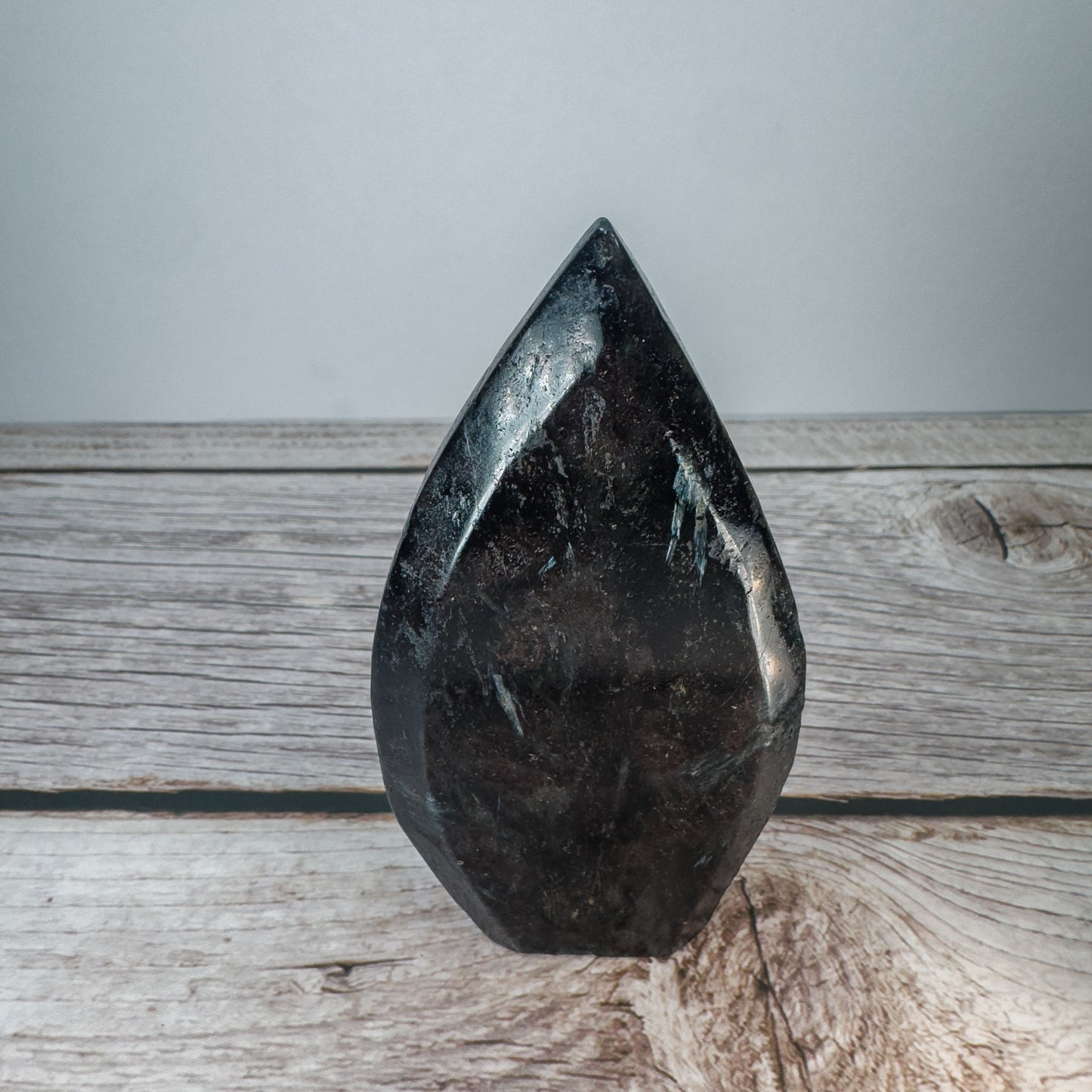 Arfvedsonite Flame – ARF-FLA-0010 (2)