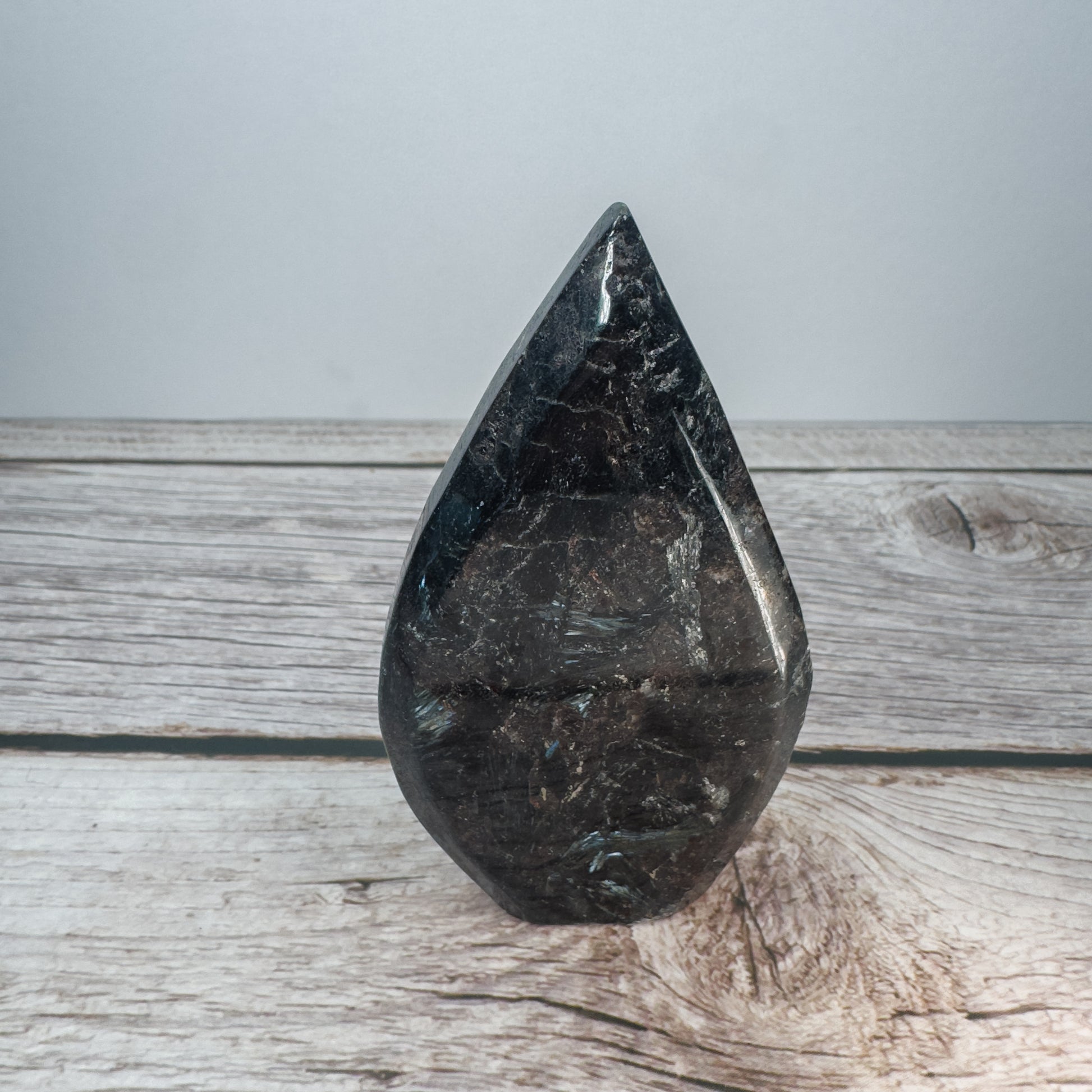 Arfvedsonite Flame – ARF-FLA-0013 (2)