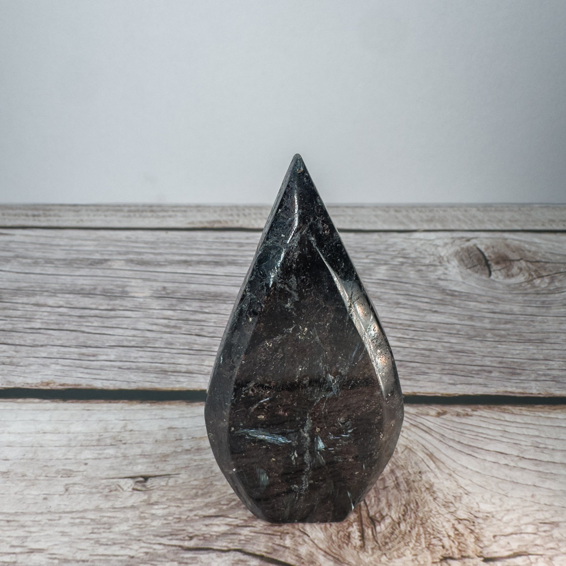 Arfvedsonite Flame – ARF-FLA-0014 (2)