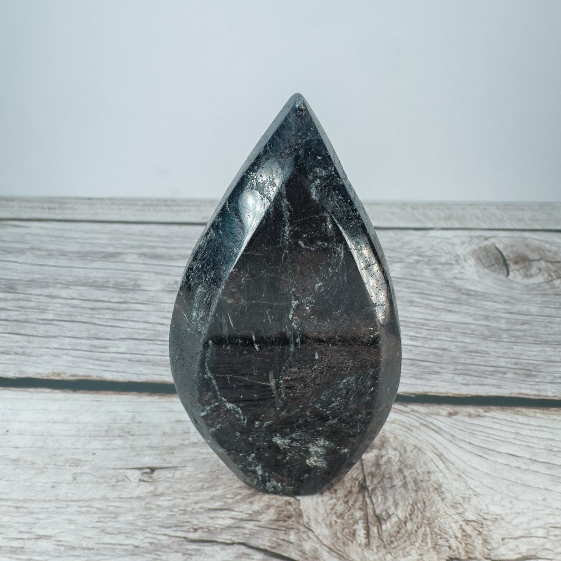 Arfvedsonite Flame – ARF-FLA-0016 (2)